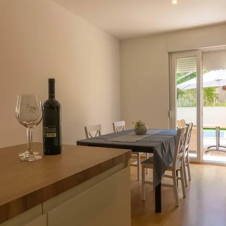 Apartman S Bazenom U Centru * Makarska