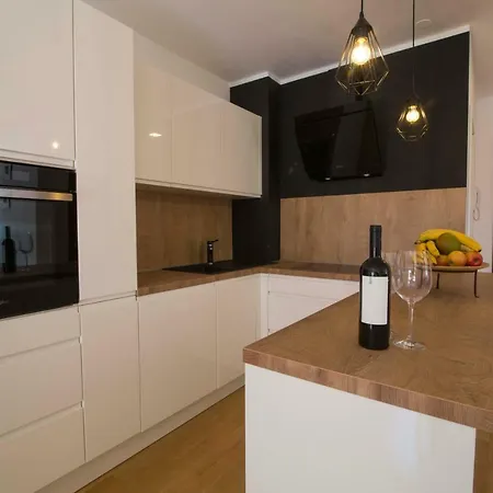 Appartement Apartman S Bazenom U Centru Makarska