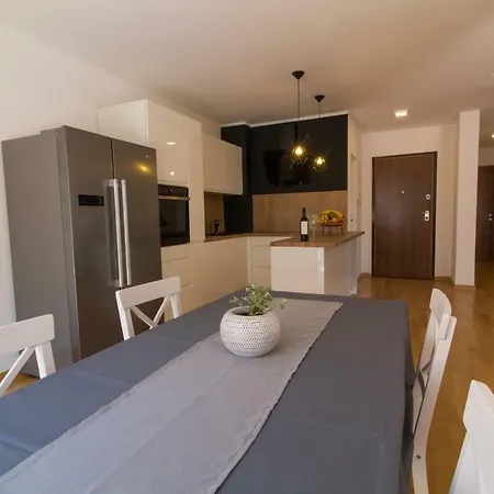 Apartman S Bazenom U Centru * Makarska