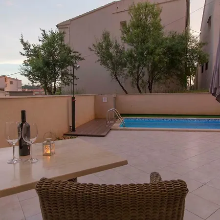 Appartement Apartman S Bazenom U Centru Makarska