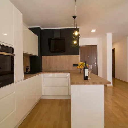 Appartement Apartman S Bazenom U Centru Makarska