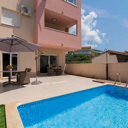 Appartement Apartman S Bazenom U Centru Makarska
