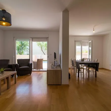Apartman S Bazenom U Centru Makarska