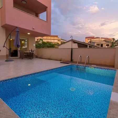 Apartment Apartman S Bazenom U Centru Makarska